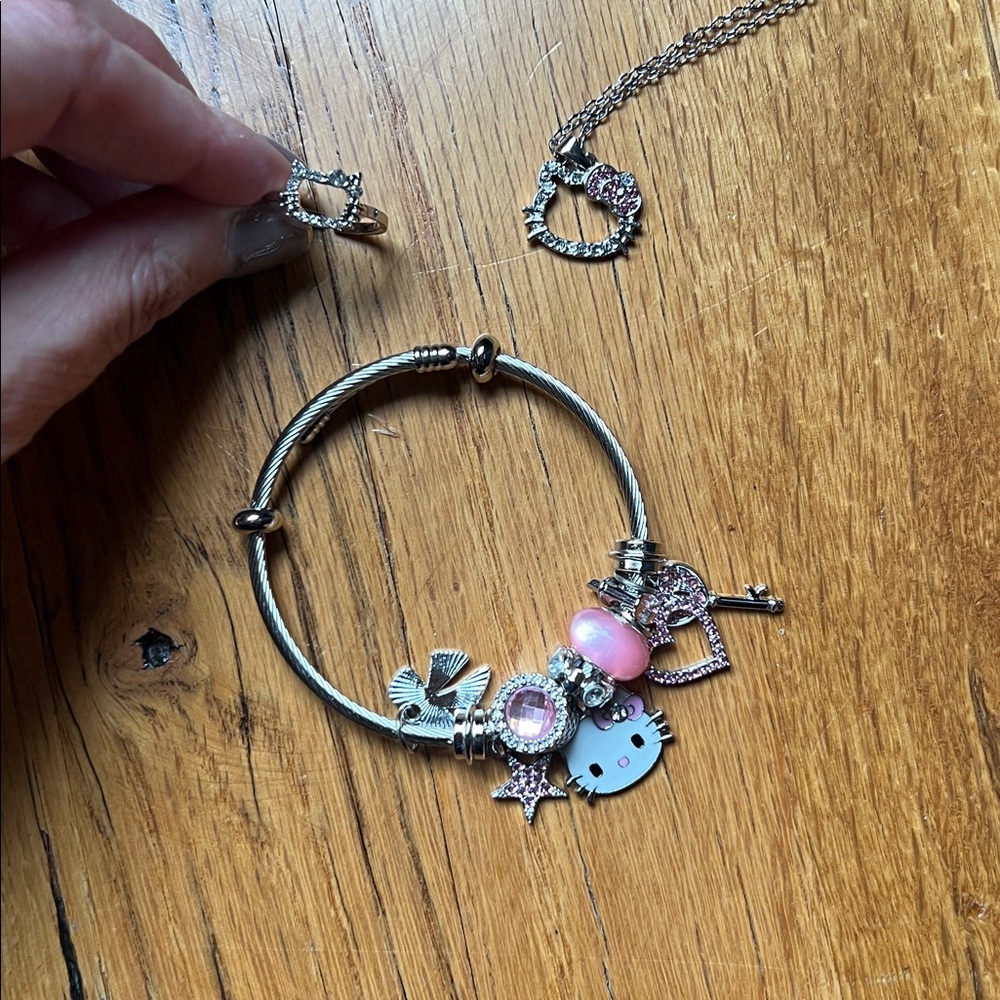 Hello Kitty, three-piece jewelry gift set.